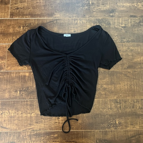 garage black short sleeve ruched crop top - Picture 2 of 3